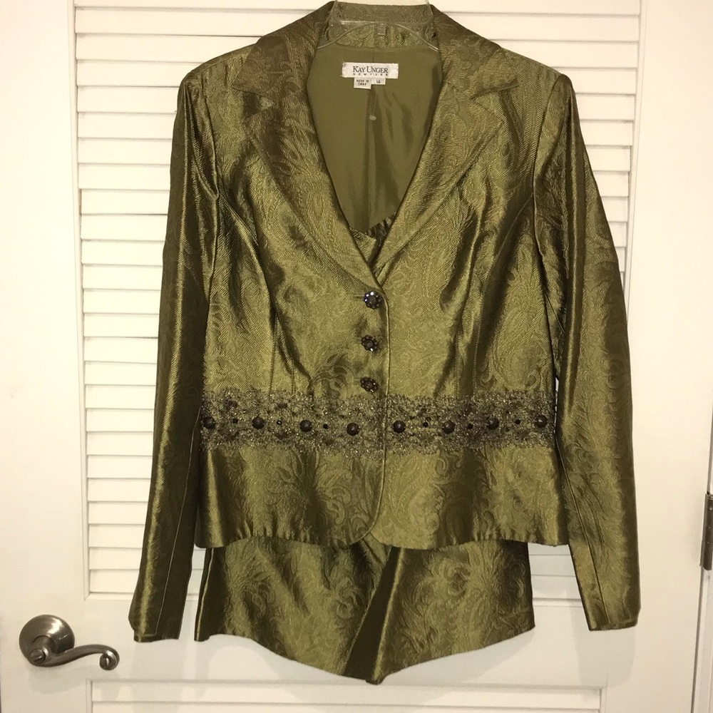 Woman suits Kay Unger